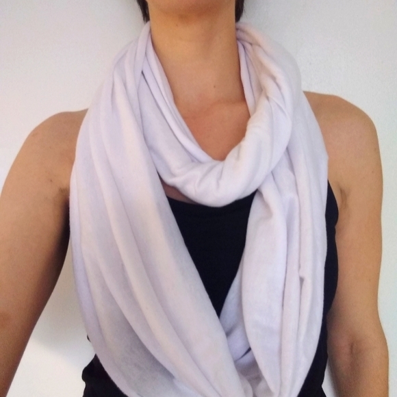🌟 Free with Purchase. White Infinity Scarf - Picture 2 of 3
